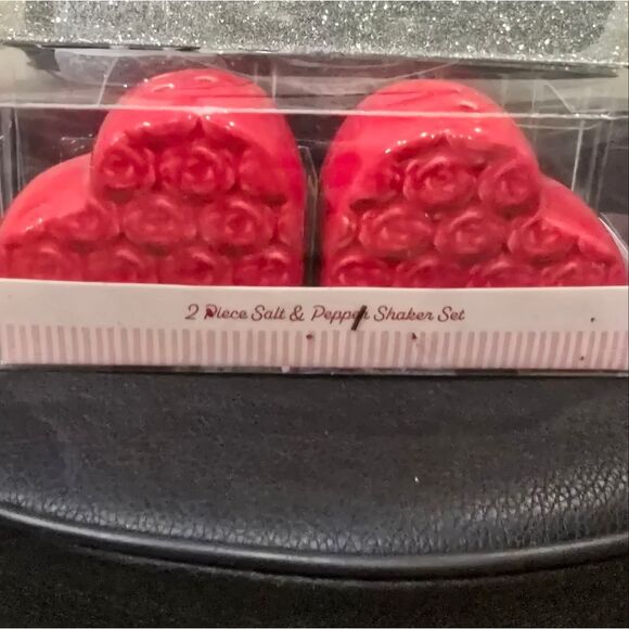 At Home Heart Shaped Salt &Pepper Shaker Set - Picture 4 of 4